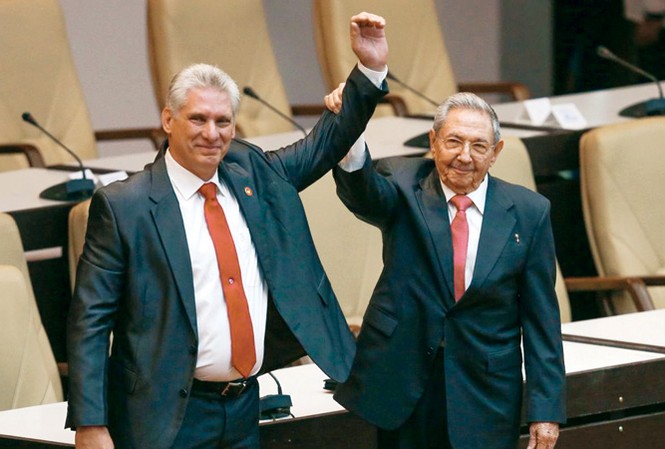 Cuba chuẩn bị hoàn hảo cho thế hệ kế cận Tân Chủ tịch Cuba Miguel Diaz-Canel (trái) và người tiền nhiệm Raúl Castro ở Havana hôm 19/4. Ảnh: Adalberto Roque.