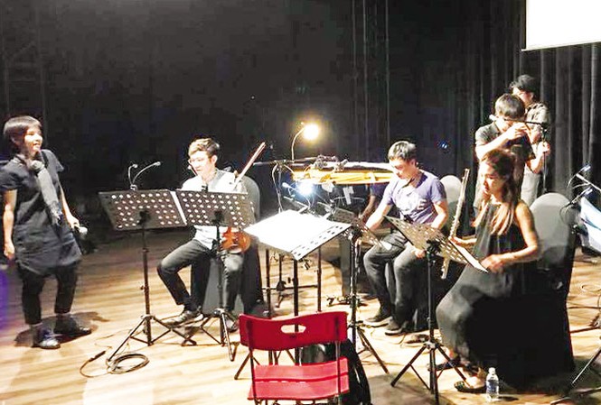 Trần Kim Ngọc với 'Hồ Nguyệt Cô hóa cáo' Kim Ngọc (trái) và các nghệ sĩ vở Hồ Nguyệt Cô hóa cáo. Ảnh Tư liệu.