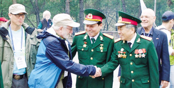 Hành trình hóa giải: Không quên nhưng đến lúc khép lại Cựu binh Việt Nam và những người lính Mỹ xưa gặp nhau tại nghĩa trang Trường Sơn. Ảnh: Thái Huyền.