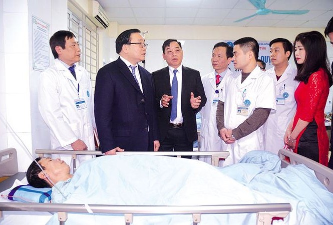 Bước đột phá nâng cao chất lượng dịch vụ Bí thư Thành ủy Hà Nội Hoàng Trung Hải (thứ hai từ trái qua) thăm BV Ða khoa Hà Ðông tháng 2/2018. Ảnh: Nguyễn Văn Lập.