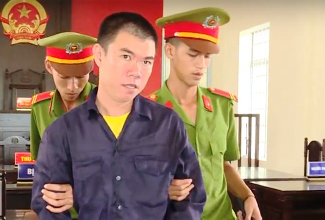 Hơn 11 năm tù giam cho 'siêu trộm' miền Tây Bị cáo Dũng bị dẫn giải tại tòa ngày 4/5.