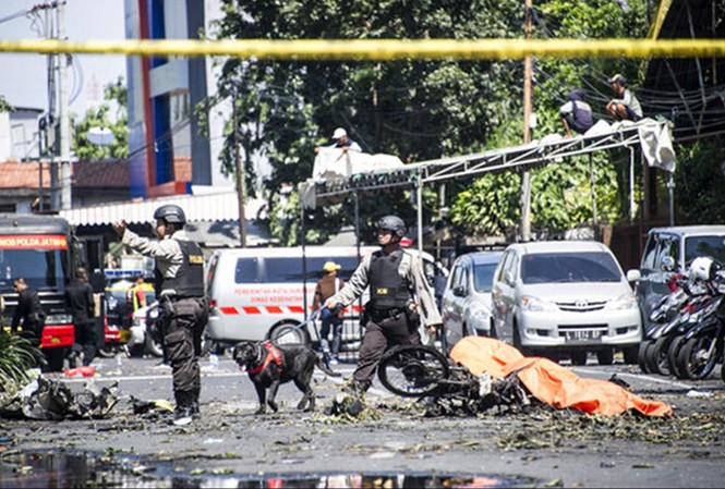 Indonesia: Trỗi dậy kiểu biệt đội gia đình khủng bố Hiện trường một vụ đánh bom ở Indonesia. Ảnh: CNA.
