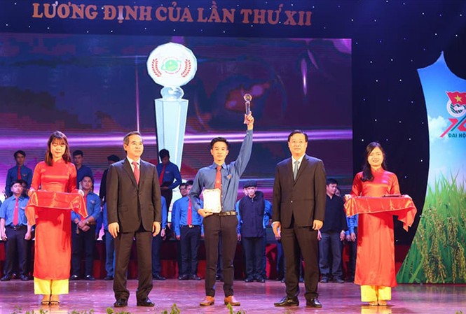 Những trai làng nghĩ mới, làm lớn Anh Nguyễn Văn Huỳnh nhận giải thưởng Lương Định Của lần thứ XVII. Ảnh: NVCC.