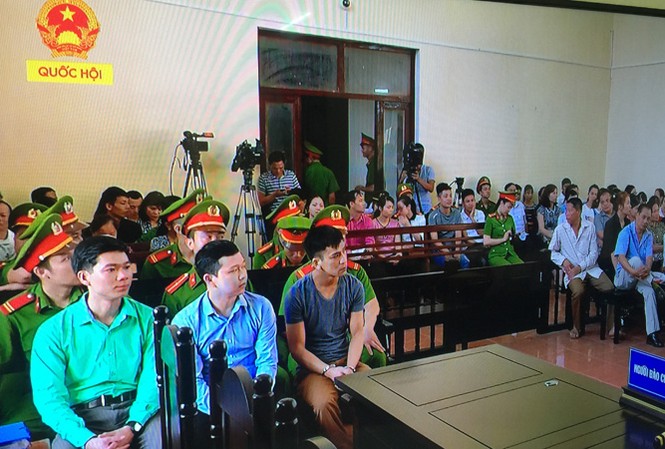 Chuyện về một bị cáo đặc biệt Bác sĩ Lương (bìa trái) tại phiên toà ngày 7/5/2018. Ảnh: Nguyễn Hoài.