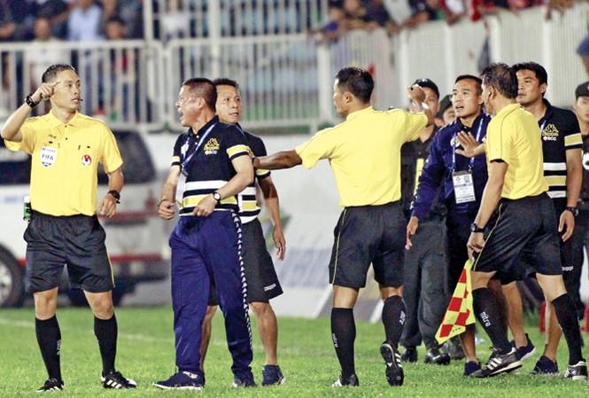 V-League và nỗi khổ của 'vua' Các đội bóng Việt Nam có xu hướng phản ứng mạnh quyết định của trọng tài gây bất lợi cho đội bóng của mình. Ảnh: Tuấn Phạm.