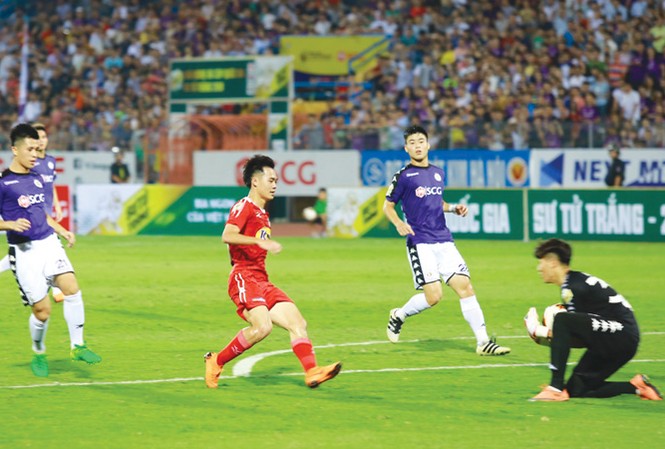 Nghĩ về bóng đá đẹp và HAGL Văn Toàn khiến hàng thủ Hà Nội FC vô cùng vất vả ở trận tứ kết lượt về. Nếu anh không bị bắt việt vị sai ở hiệp 2, rất có thể HAGL mới là đội đi tiếp. Ảnh: Như Ý.