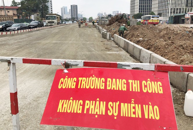 Hệ lụy kép vì 'siêu' dự án giao thông Dự án đường Mai Dịch - cầu Thăng Long ngổn ngang công trường, thường xuyên gây ùn tắc giao thông. Ảnh: Anh Trọng.