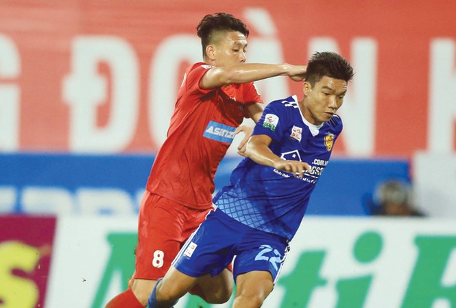 Quảng Nam, đâu rồi chuyện cổ tích ở V-League? Nhà ĐKVĐ Quảng Nam (trái) sớm bị nhiều đối thủ qua mặt khi mùa giải 2018 chưa qua được nửa chặng đường. Ảnh: VSI.