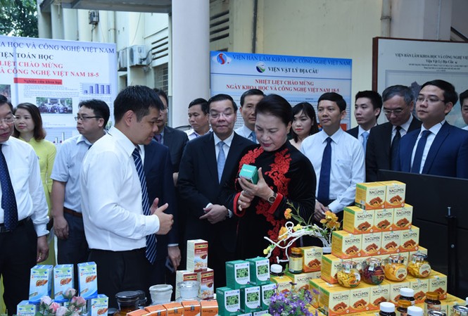 Nhiều nhà khoa học trẻ xuất sắc thu nhập dưới 10 triệu Chủ tịch Quốc hội Nguyễn Thị Kim Ngân thăm quan sản phẩm của Viện Hàn lâm Khoa học và Công nghệ Việt Nam. Ảnh: Lâm Hiển.