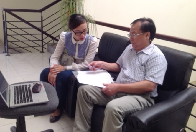 Nghi án GS.Tốn đạo văn: Hội đồng chức danh giáo sư lên tiếng Ông Nguyễn Đức Tồn hướng dẫn nghiên cứu sinh ngoài hành lang của Viện. Ảnh Nguồn Internet
