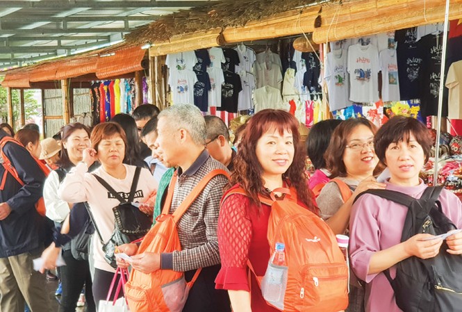 Chạy theo lợi nhuận, bỏ rơi văn hóa? Tour 0 đồng làm méo mó môi trường du lịch Việt. Ảnh: Hoàng Dương.