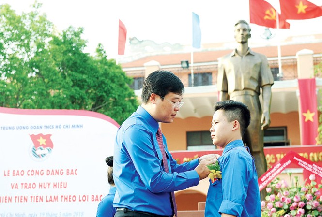Trào dâng tự hào bên Bến Nhà Rồng Bí thư thứ nhất T.Ư Đoàn trao huy hiệu Tuổi trẻ thanh niên tiên tiến làm theo lời Bác cho các đại biểu.