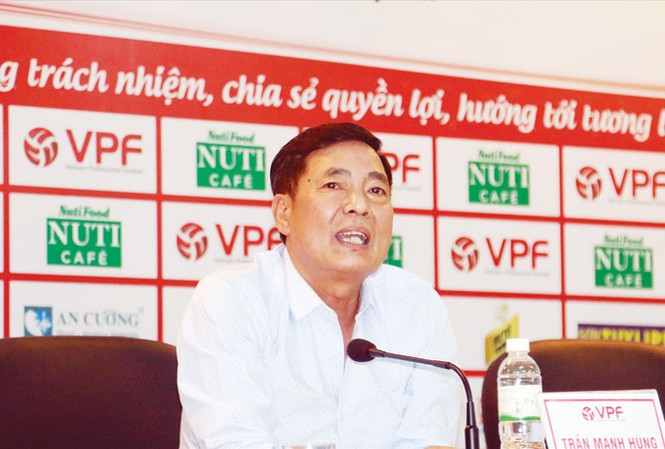 VPF cần có 'chế tài' với ông Trần Mạnh Hùng Những phát ngôn của ông Trần Mạnh Hùng trong đoạn đối thoại với ông Dương Văn Hiền ngày 15/5 được cho là phản cảm, không tương xứng với trách nhiệm và vị trí của ông ở VPF. Ảnh: VSI.