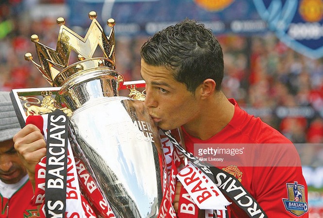 Ronaldo hay nhất trong lịch sử M.U tại Premier League? Ronaldo gây tranh cãi lớn khi được bầu chọn là cầu thủ M.U hay nhất tại Ngoại hạng Anh.