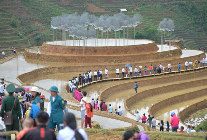 Hồ Gươm sẽ có 'Mây pha lê'? Nhiều du khách không ngại bỏ 30 nghìn đồng mua vé xem Mây pha lê.