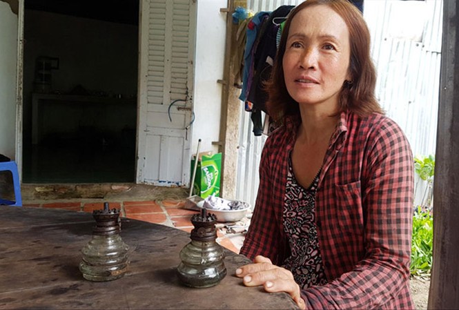 Xóm “3 không” ở huyện nông thôn mới Bà Nguyễn Thị Chi, một trong những hộ dân ở xóm “3 không” còn sử dụng đèn dầu.