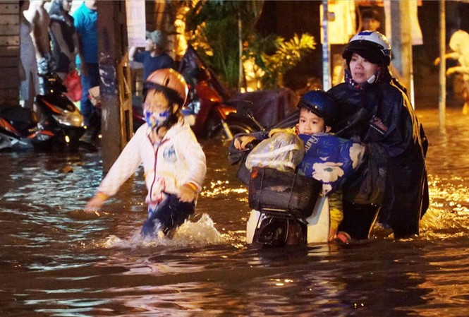 Vì sao TPHCM cứ mưa là ngập? Người dân bất lực trước đường ngập. Ảnh: Ngô Bình.