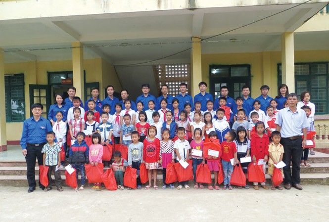 Thanh niên tiên tiến làm theo lời Bác: Thực chất, hiệu quả Đoàn khối cơ quan tỉnh Thanh Hóa trao quà cho học sinh có hoàn cảnh khó khăn vươn lên học giỏi. Ảnh: H.L.