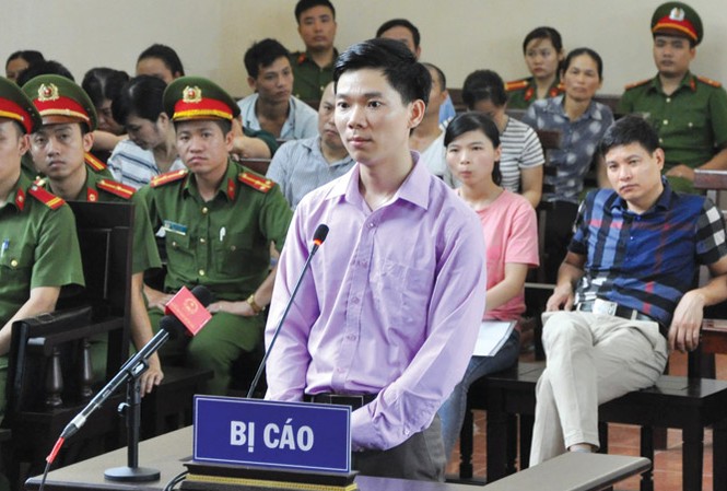 Xét xử vụ chạy thận: Xảy ra chết người mới phân công nhiệm vụ? Bị cáo Hoàng Công Lương tại tòa.