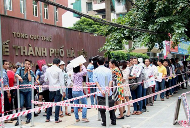Lãng phí, thất thoát ngân sách còn lớn Thí sinh xếp hàng dài nộp hồ sơ thi công chức Cục Thuế Hà Nội năm 2014.