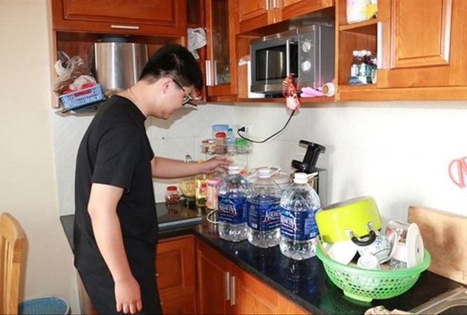 Hà Nội tiếp tục 'khát' nước sạch Cư dân Mulberry Land (phường Mỗ Lao, quận Hà Đông) phải mua nước bình “chữa cháy” vì mất nước trong những ngày đầu tháng 5/2018. Ảnh: T.H.