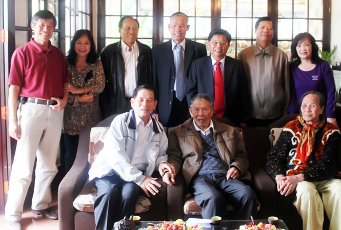 'Người đi qua cuộc chiến' và nỗi oan khuất Nguyên Chủ tịch nước Nguyễn Minh Triết (lề trái, hàng đầu) thăm và chúc thọ cụ Vũ Linh 90 tuổi.