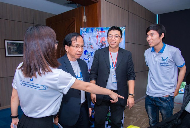 Cơ hội lớn tiếp cận vốn đầu tư cho các startup Lãnh đạo DNES trao đổi với một số starup về SURF 2018 sẽ mang lại cơ hội tiếp cận các nguồn vốn. Ảnh: NVCC.