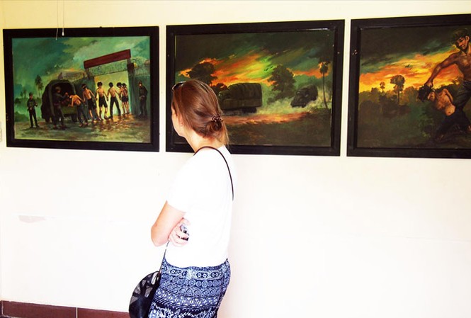 Để quá khứ kinh hoàng không lặp lại Du khách xem những bức tranh tái hiện cảnh tra tấn tại “Cánh đồng chết”.
