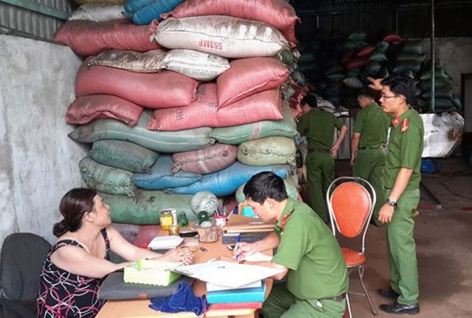 Bộ Nông nghiệp báo cáo gì về vụ phế phẩm cà phê 'nhuộm' pin? Công an tỉnh Đắk Nông bắt một số cơ sở nhuộm đen hàng tấn phế phẩm cà phê bằng pin. ẢNH: PV.