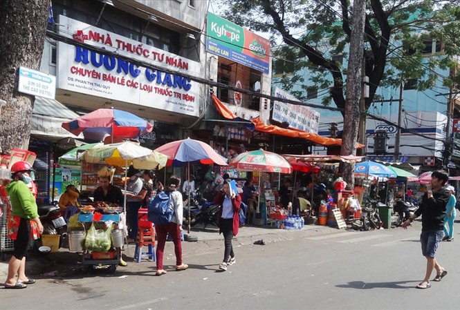 Vỉa hè TPHCM có 'bảo kê', lợi ích nhóm? Đường Nguyễn Chí Thanh (quận 10) bị chiếm dụng vỉa hè để kinh doanh, người đi bộ phải xuống lòng đường.