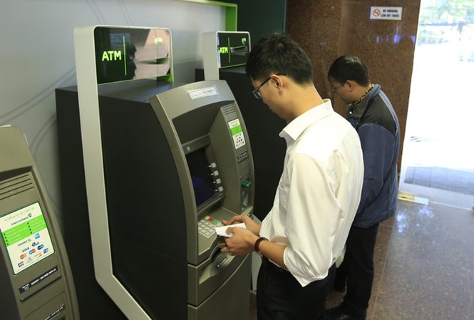 Rà soát lại toàn bộ quy trình, thủ tục, hồ sơ mở thẻ Rút tiền tại ATM một ngân hàng ở Hà Nội. Ảnh: Nhật Minh.
