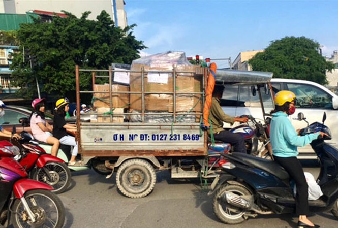 Tổ chức đối thoại với chủ phương tiện trước khi tịch thu Xe ba bánh trên đường phố Thủ đô.