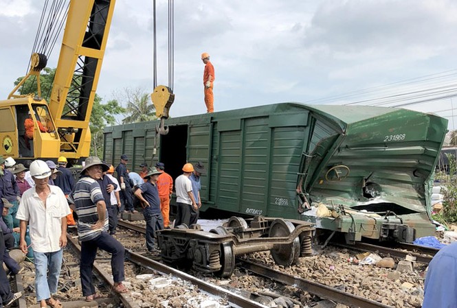 Cần động thái trách nhiệm hơn thay vì xin lỗi Hiện trường vụ 2 tàu hàng đâm nhau tại ga Núi Thành (Quảng Nam).