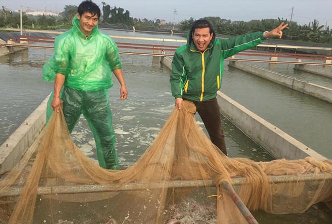 Chàng trai với sáng chế 'sông trong ao' Vũ Duy Hào (trái ảnh) đã sáng chế ra “dòng sông nhân tạo” để nuôi cá mang lại năng suất cao. Ảnh: NVCC.