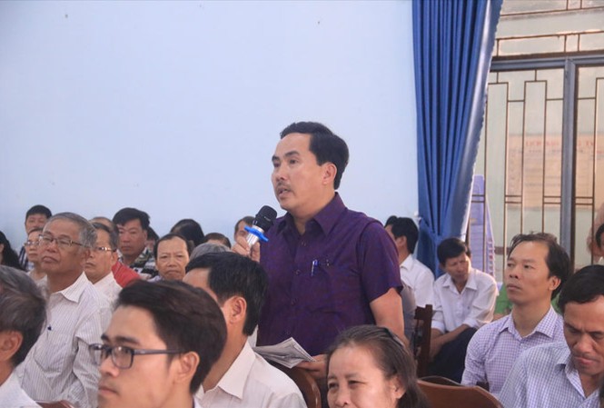 Chủ tịch thành phố Đà Nẵng: 'Cả tôi đây cũng bị đe dọa' Cử tri quận Thanh Khê phát biểu ý kiến tại buổi tiếp xúc. Ảnh Nguyễn Thành.