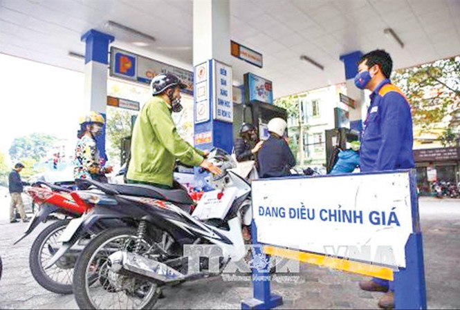 Kịch bản và cách kiềm chế lạm phát Giá xăng dầu liên tục được điều chỉnh tăng theo giá thế giới gây tác động lên lạm phát thời gian qua. Ảnh: Như Ý.