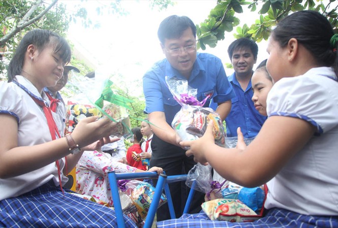 Khởi động chiến dịch Thanh niên tình nguyện hè năm 2018 Bí thư thứ nhất T.Ư Đoàn Lê Quốc Phong tặng quà cho các em học sinh Trường Tiểu học Tân Đông, huyện Thạnh Hóa (Long An). Ảnh: Ngô Tùng.