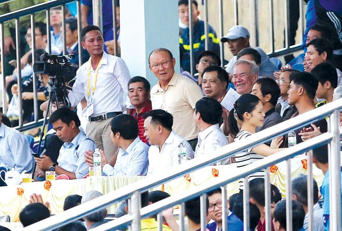 HLV Park và những toan tính cho AFF Cup 2018 HLV Park Hang-seo theo dõi phong độ của các học trò tại V-League nhằm chuẩn bị cho AFF Cup 2018. Ảnh: VSI.