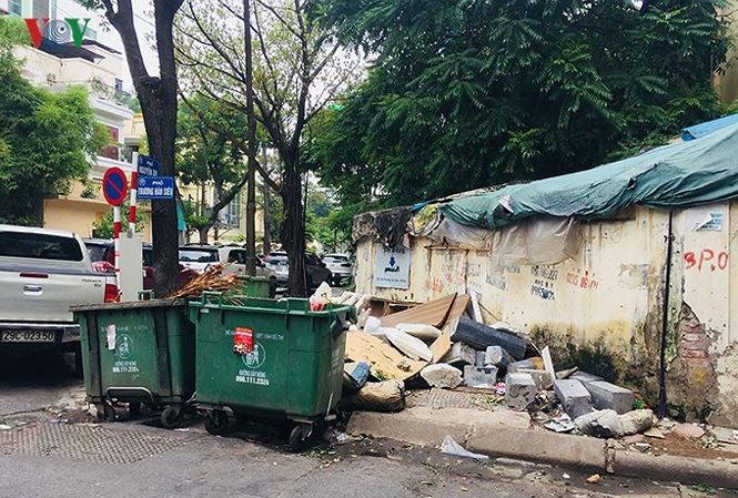 Gom rác, quét đường giữa giờ cao điểm Quy trình thu gom rác trên địa bàn Hà Nội còn nhiều bất cập - Ảnh: VOV