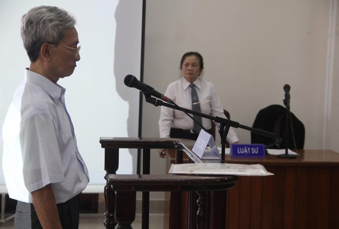 17 cơ quan bảo vệ, trẻ em vẫn bị xâm hại Bị cáo Nguyễn Khắc Thủy dâm ô trẻ em trong phiên tòa xét xử. Ảnh: PV.