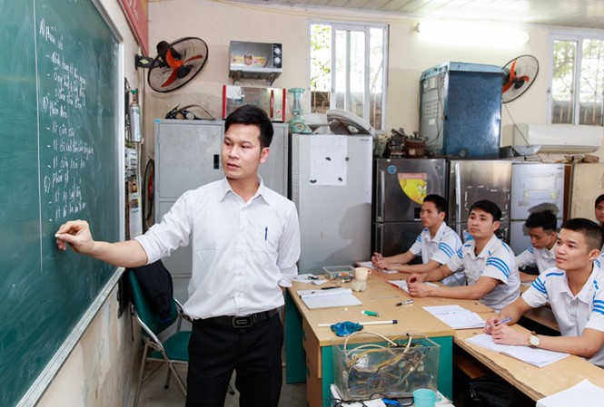 Các trường nghề vẫn phải tự... bơi Lớp dạy nghề cho sinh viên. Ảnh: Hồng Vĩnh.