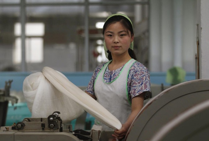 Hòa bình trên bán đảo Triều Tiên: Ai được lợi nhiều nhất? Lực lượng lao động trẻ Triều Tiên có thể bổ sung cho sự thiếu hụt ở Hàn Quốc. Trong ảnh: Một nữ công nhân dệt may ở Triều Tiên. Ảnh: Reuters.