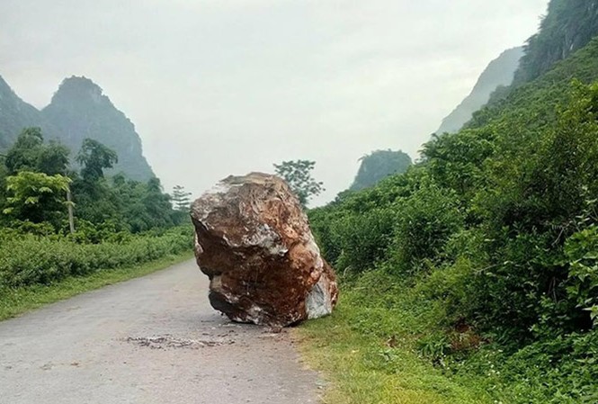 Những 'tử thần' trên núi Kai Kinh Tảng đá rơi từ núi xuống đường ở Chi Lăng. Ảnh: DC.