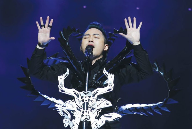 Tùng Dương - bao giờ thành nghệ sĩ lớn? Mỗi lần Tùng Dương bước ra sân khấu trong trang phục mới thay, khán giả lại một phen xôn xao. Ảnh: Hòa Nguyễn.