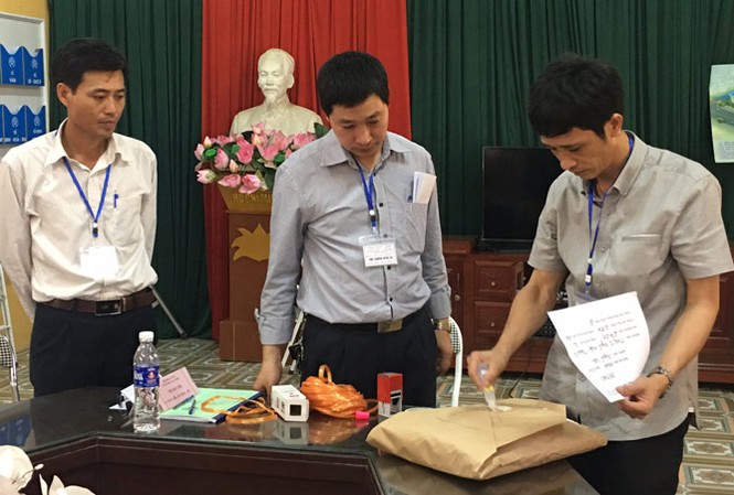 Vụ giám thị tuồn đề ra ngoài: Công an đang làm rõ vi phạm Cán bộ làm thi tại điểm thi THCS Ngũ Hiệp (Thanh Trì) đang dán, niêm phong bài thi trước sự chứng kiến của thư ký, thanh tra. Ảnh: Nguyễn Hà.