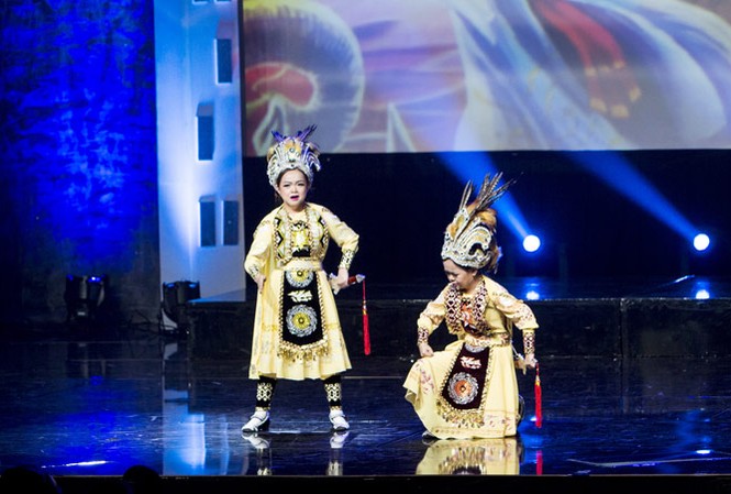 Đôi song ca tí hon nhất Việt Nam Hằng- Hà trên sân khấu.