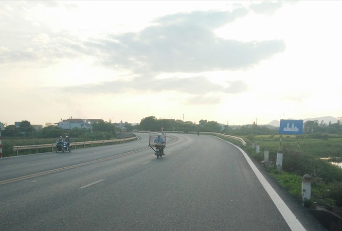 Biển báo sai chuẩn, người dân vẫn bị xử phạt Biển báo khu dân cư vào thị xã Chí Linh - Hải Dương không đúng Quy chuẩn 41. Ảnh: Bình Minh.
