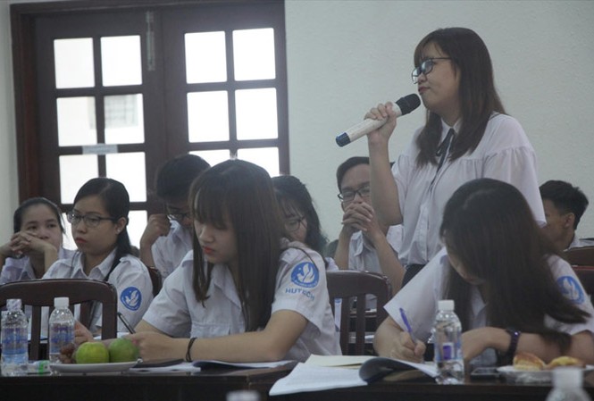 Phong trào 'Sinh viên 5 tốt':Giúp sinh viên hoàn thiện mình hơn Cán bộ hội chủ chốt của các trường chia sẻ ý kiến tại hội nghị. Ảnh: NGÔ TÙNG.
