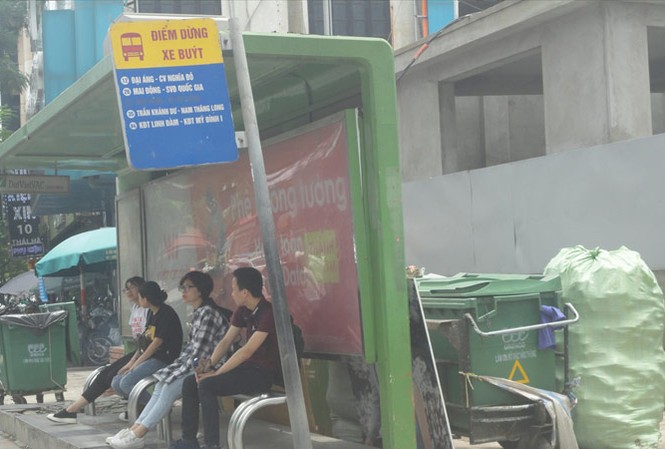 Thùng rác cạnh nhà chờ xe buýt Thùng rác cạnh nhà chờ xe buýt