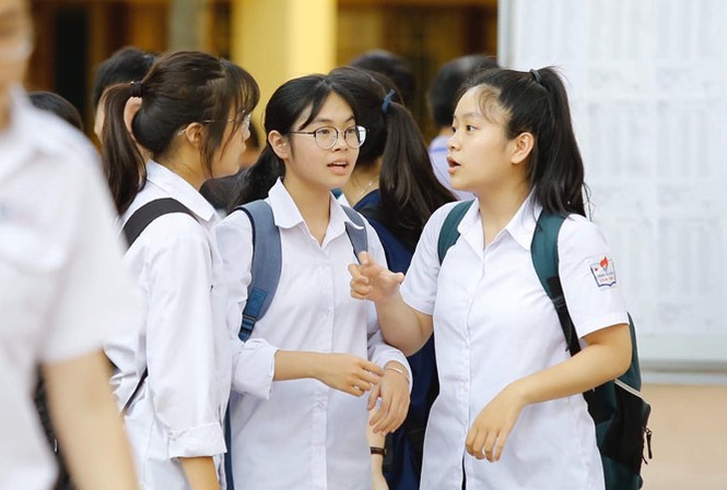 Giáo dục nặng thi cử, làm sao hóa giải? Học sinh trao đổi bài thi môn Toán sau khi dự thi lên lớp 10 tại trường THPT Kim Liên ngày 7/6/2018. Ảnh: Như Ý.